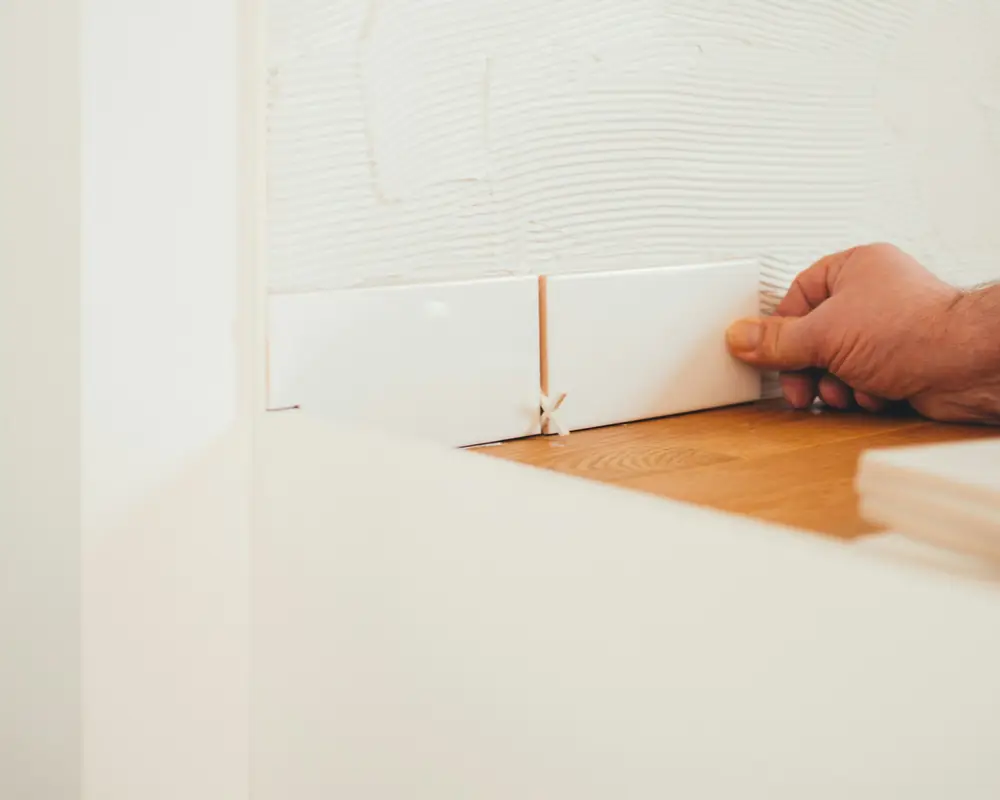 Montarea unei plăci ceramice pe perete